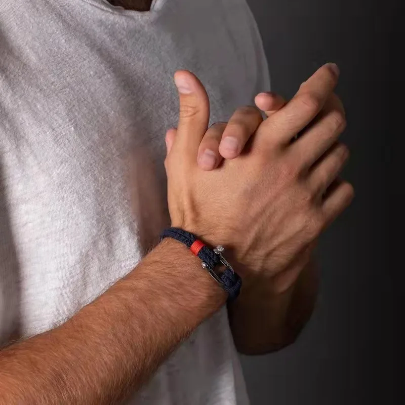 1pc Men's Black Titanium Steel U Shape Survival Bracelet 21cm Outdoor Camping Rescue Emergency Shackle Rope Bracelet for Men