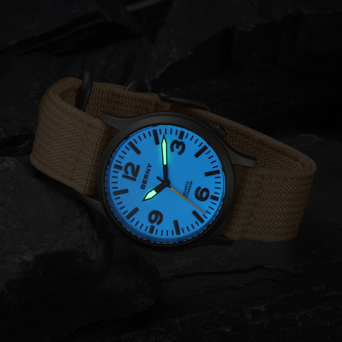 男性用ベルニーチタン時計、サファイアフィールドスポーツ