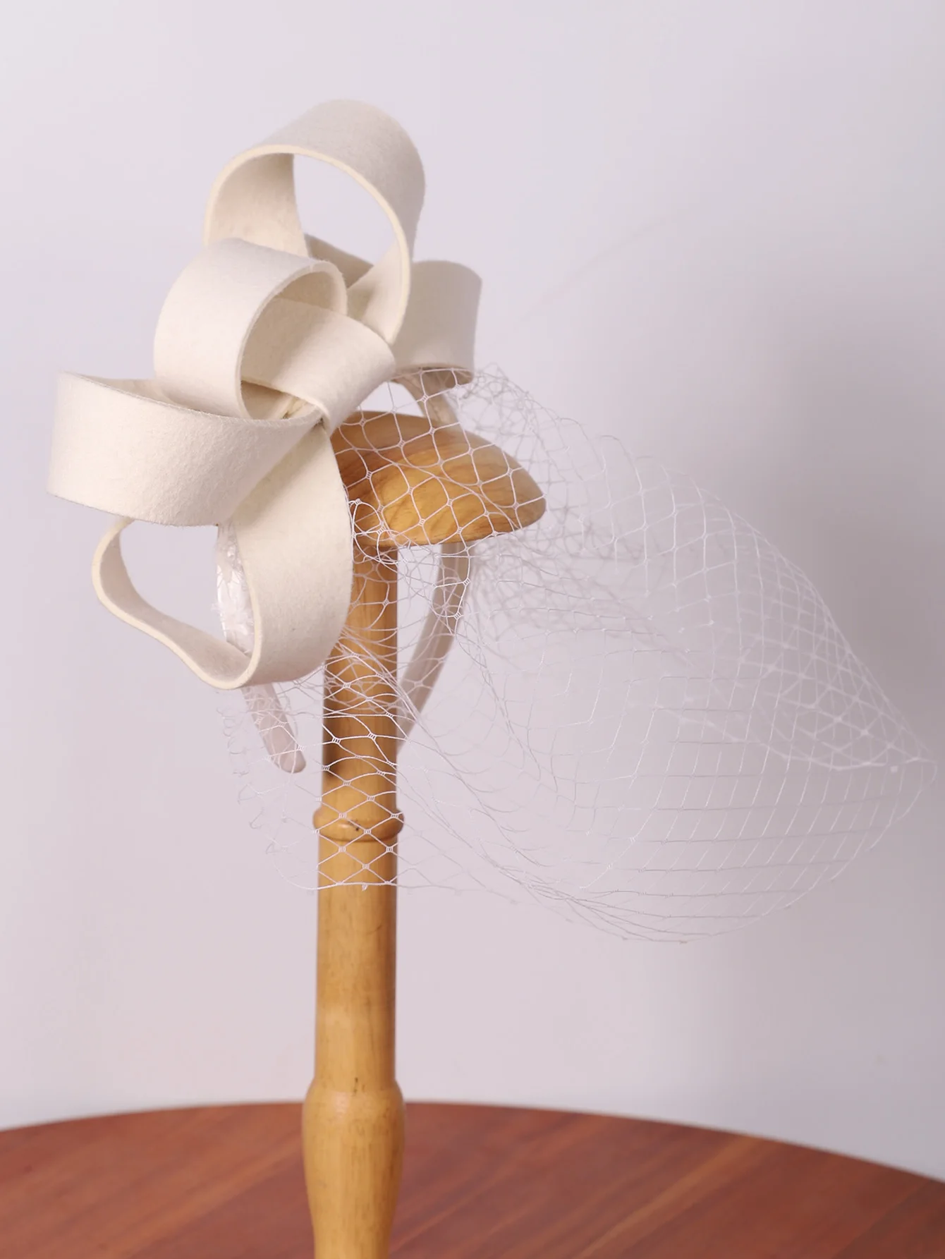 Elegant White Wool Felt Fascinator with Veil and Bowknot - Perfect for Weddings, Tea Parties, and Church Events