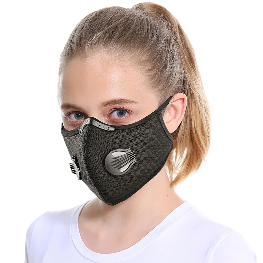 Masque réutilisable avec filtre à charbon actif posé à plat, détails des attaches et du tissu multicouche.
