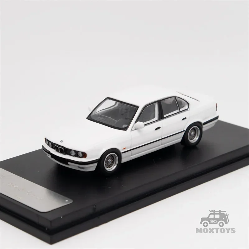 **Pre-Order**DCM 1:64 E34 5-Series Sedan Black / White / Blue limited500 Diecast Model Car