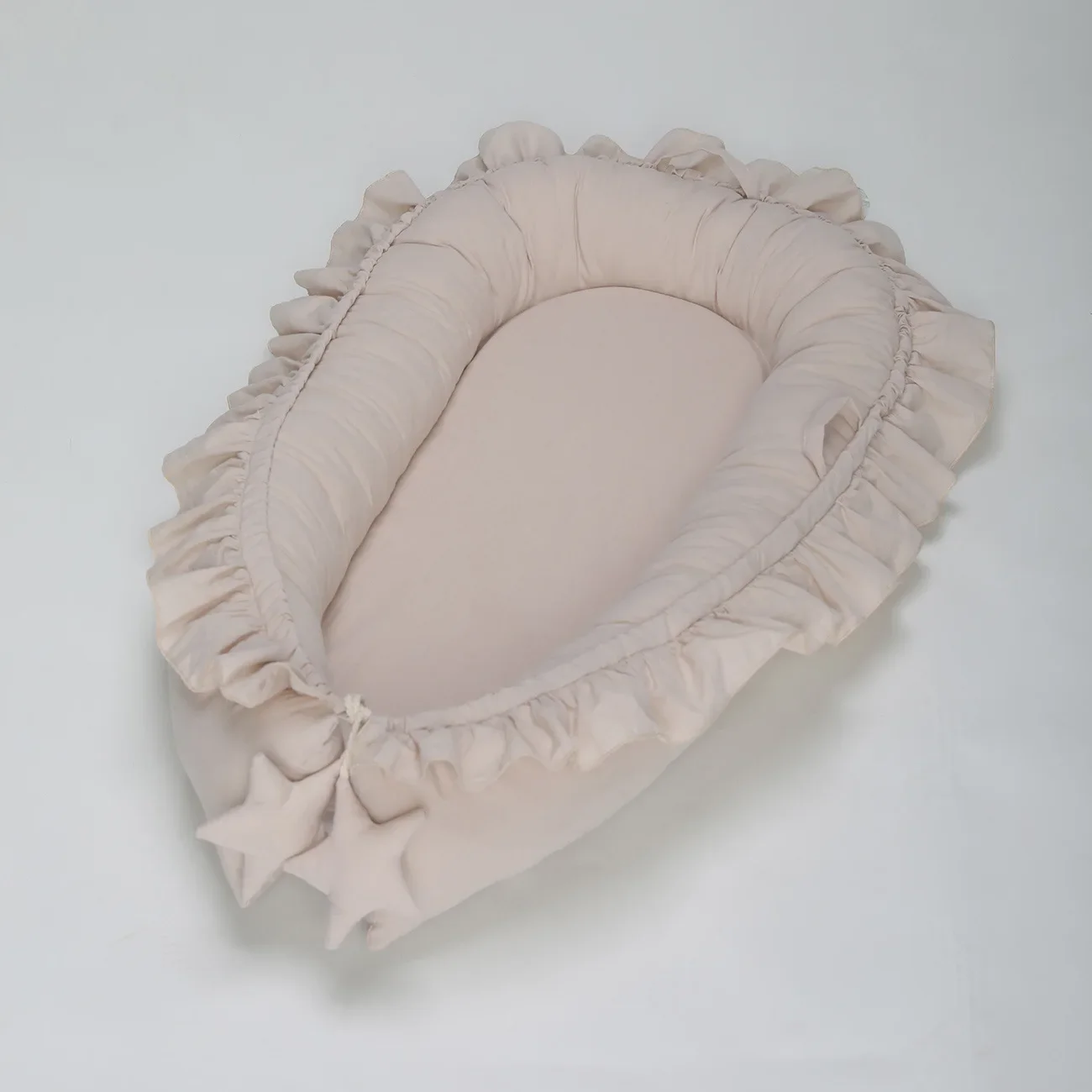 Uroczy kokon niemowlęcy z falbanką 60x95cm