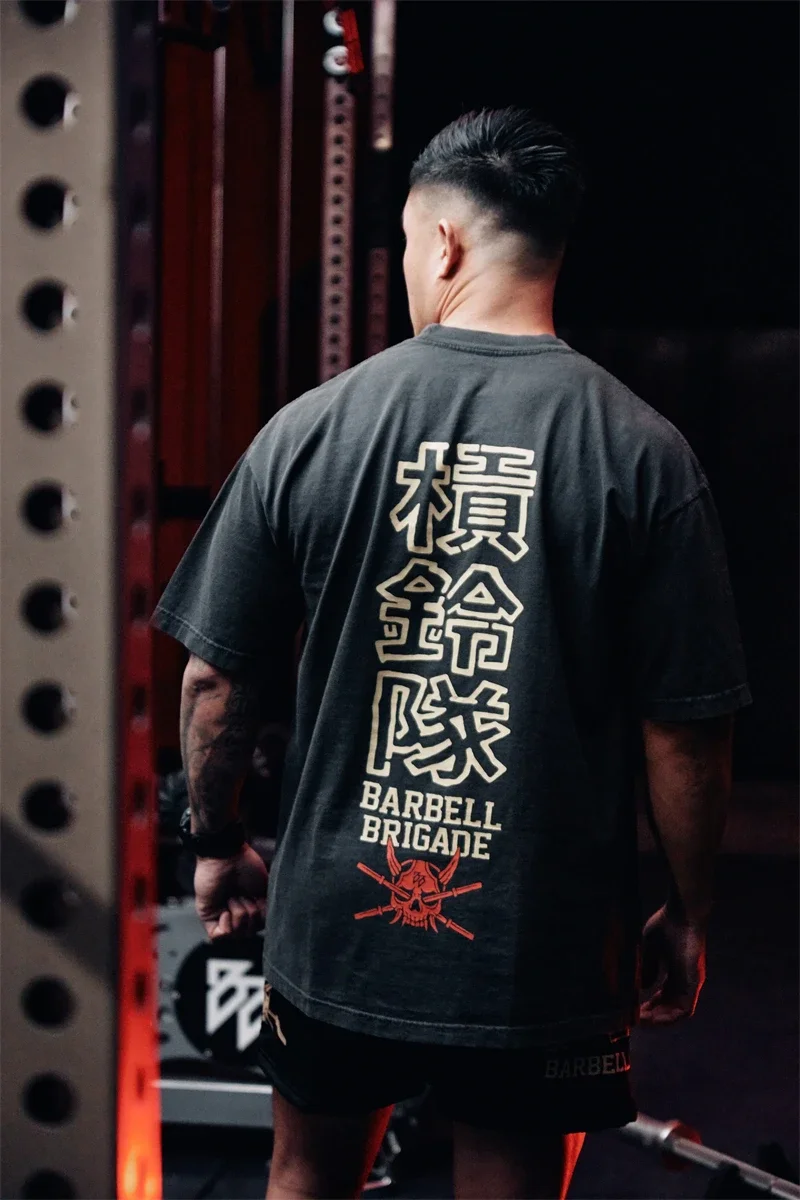 BARBELL BRIGADE BRONZE & ROT AUF VINTAGE BLACK Washed Tee Sport Kurzarm T-Shirt Herren Lose Fitness Running Training Shirts – Detail 3