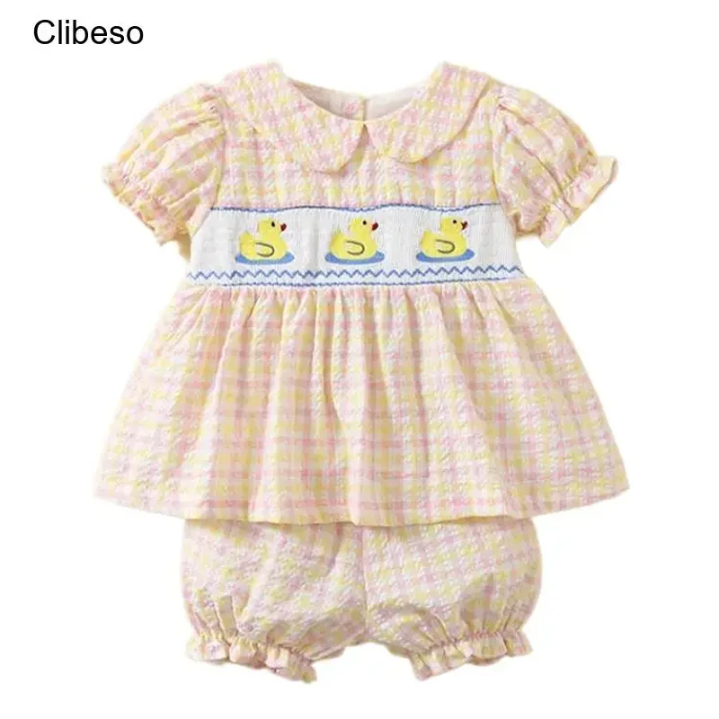 

2024 Clibeso Boutique Baby Girls Plaid Clothes Set Toddlers Cartoon Duck Handmade Embroidery Smocked Pullover Top + Bloomers