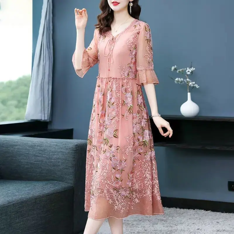 

Heavy Industry Embroidered Silk Dress for Women 2023 Summer New Fashion Loose Medium Length Fragmented Mulberry Silk Dress