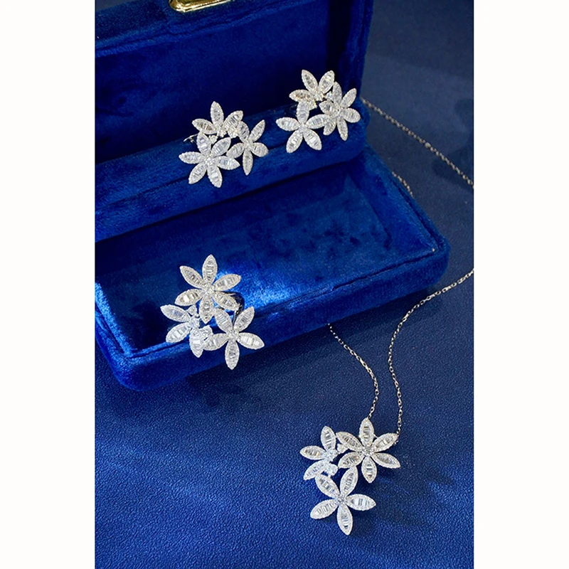 Sbcf7f82807be41c38574348701aca900N Aazuo 18K Solid White Gold Real Diamond 1.35ct 3 Flowers Necklace With Chain Gifted For Women Luxury Party 18 Inch Au750