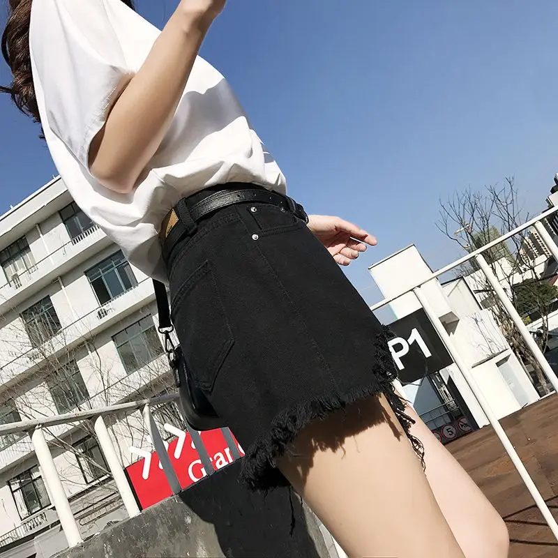 Рисунок 2 - Женские джинсовые шорты с перфорацией