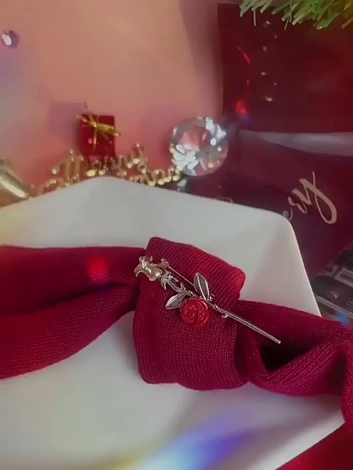 Винтажные эмалевые розы броши