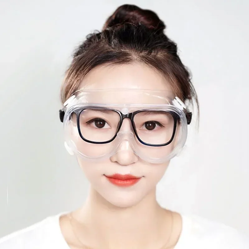 Lunettes de sécurité anti-buée portées lors d'une activité sportive, assurant une vision claire.