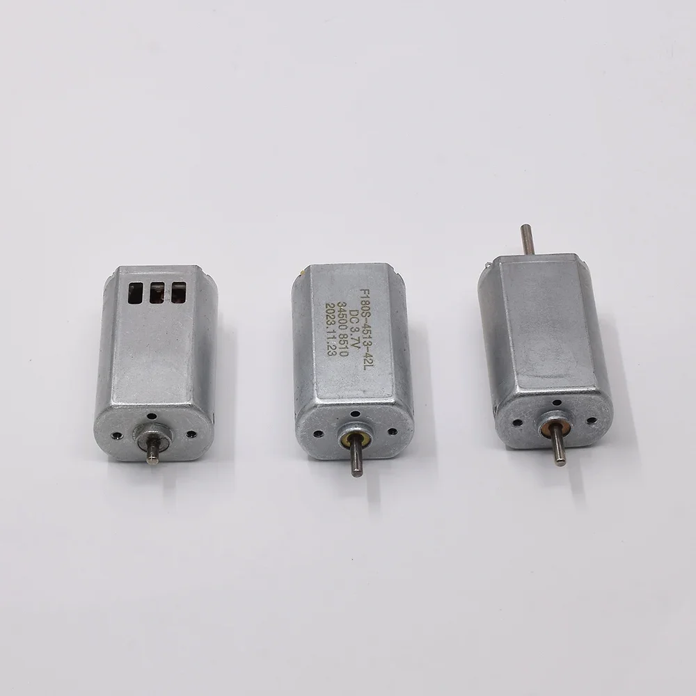 Trois moteurs FF-180 Mabuchi alignés, prêts pour installation dans un véhicule RC