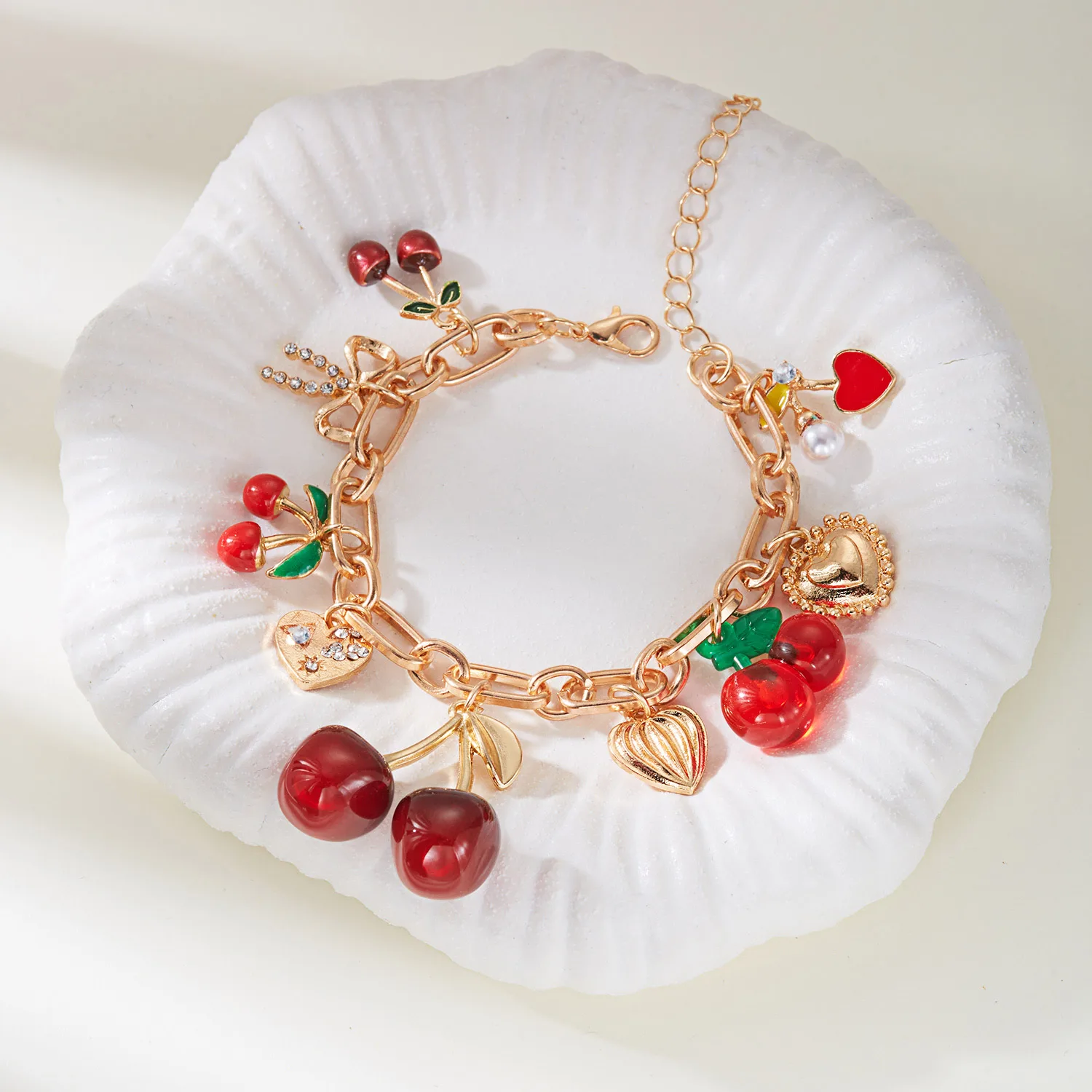 Süßes Niedliches Rotes Erdbeer-Kirsch-Armband für Frauen Handgefertigtes Imitationsperlen-Herzanhänger-Armband Freundschaftsschmuck Geschenk – Detail 5
