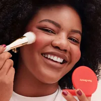 Produits de maquillage Rare Beauty : Nouveau blush en poudre, texture de poudre de blush, texture onctueuse, pour un teint radieux et naturel. 4