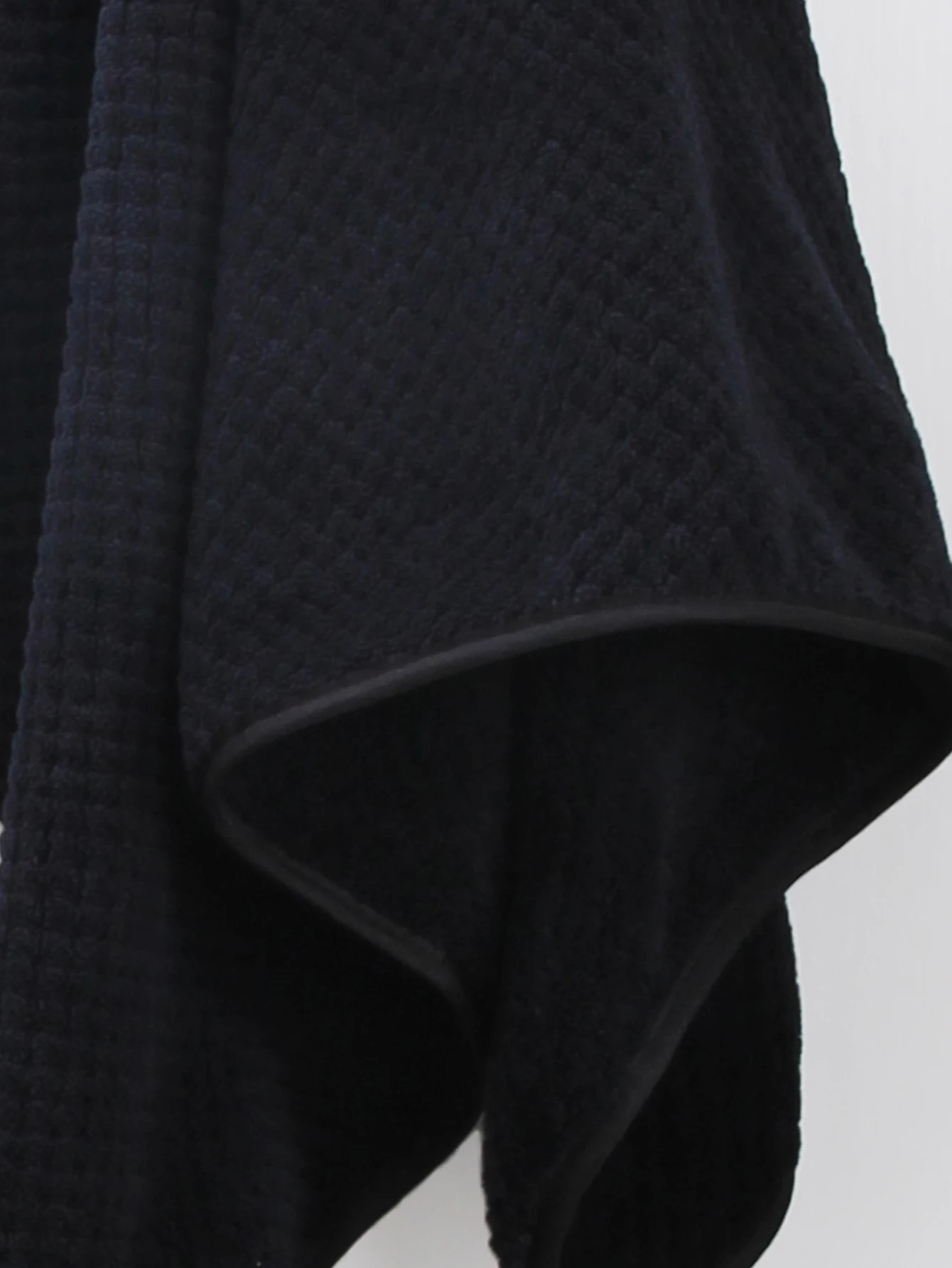 Description Picture 6 of item8-piece set [4 square towels + 2 towels + 2 bath towels] pure black coral velvet combination set, soft and comfortable, quick and easy to dry, can be used for hotels, beauty salons and other places