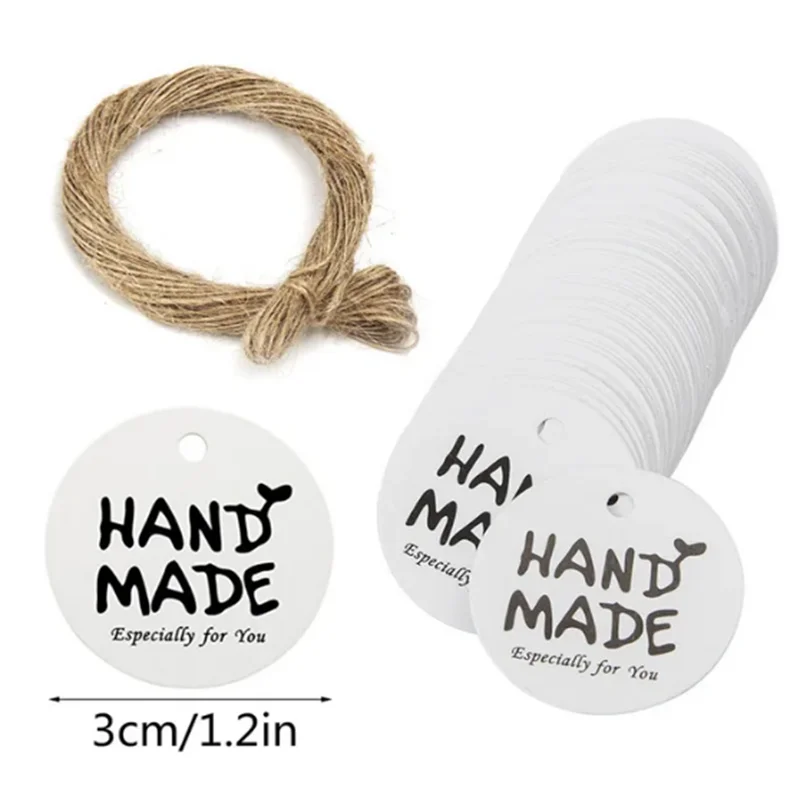 Ručne vyrobené kraft štítky usporiadané kreatívne na vystavenie