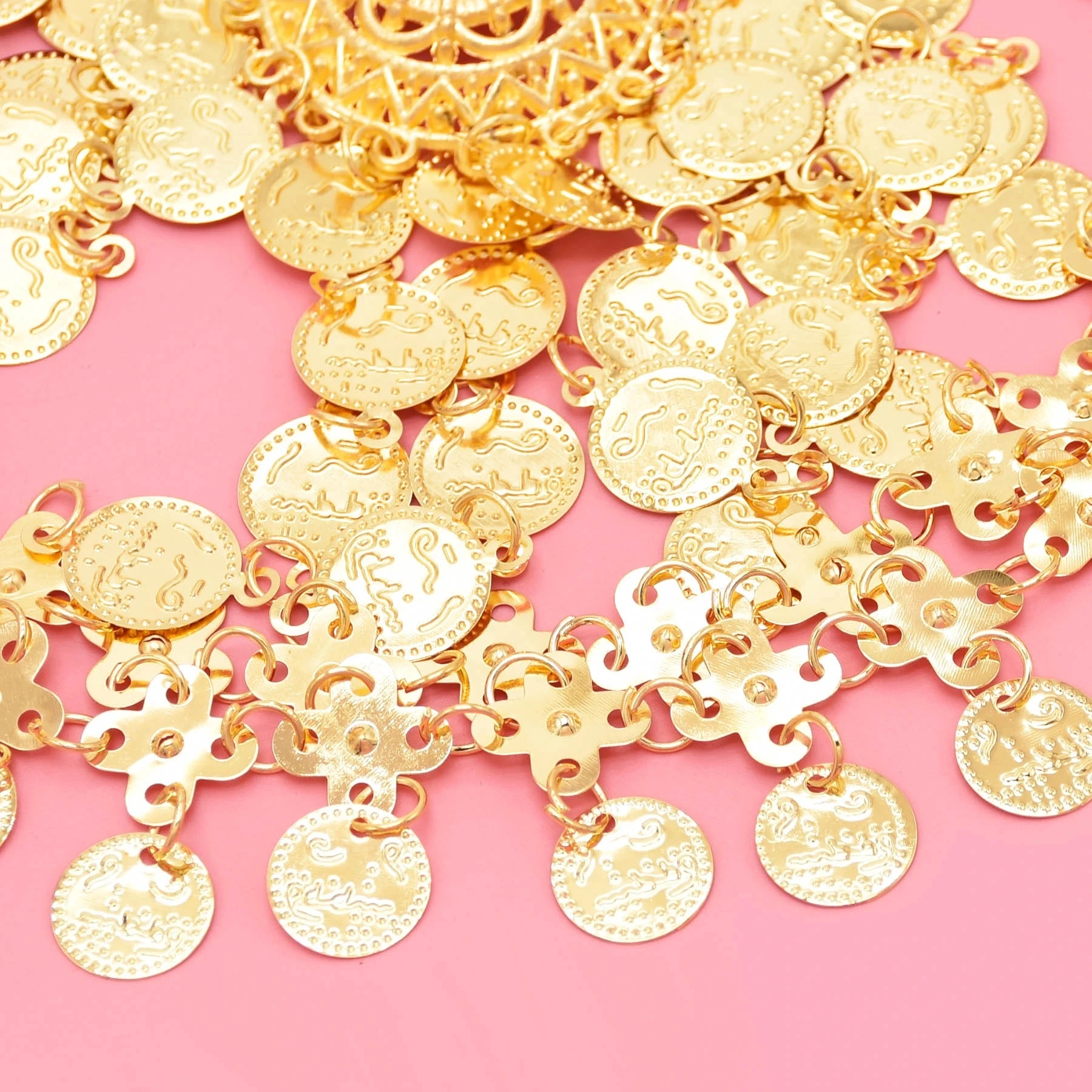 تاج الوجه الملكي بالعملات الذهبية