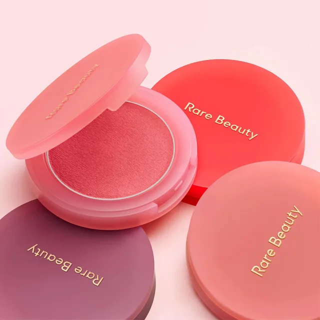 Produits de maquillage Rare Beauty : Nouveau blush en poudre, texture de poudre de blush, texture onctueuse, pour un teint radieux et naturel. 1