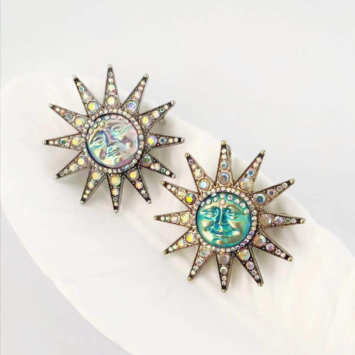 

MITTO FASHION JEWELRIES AND HIGH-END ACCESSORIES RHINESTONES PAVED SUN GODDESS VINTAGE PIN WOMEN DRESS BROOCH