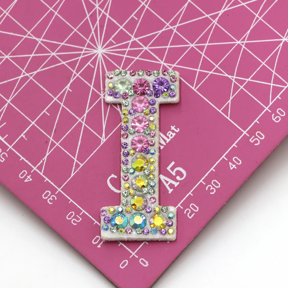 Neue 1 Stück A-Z Aufbügelbare Bunte Strass-Buchstaben-Patches für Kleidung Stickerei-Applikationen Kleidungsetiketten DIY-Zubehör – Detail 9