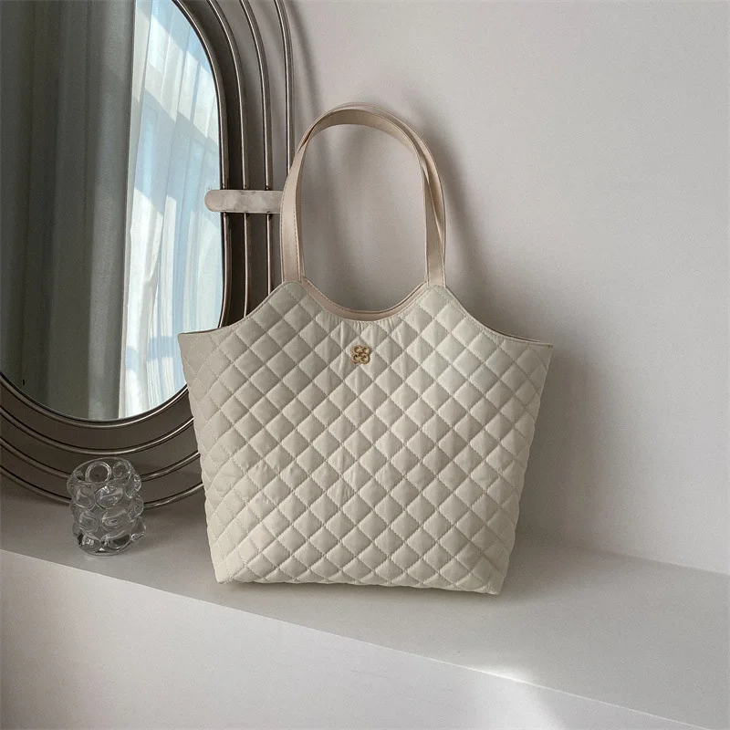 

2024 Leisure Lingge Solid Color Large Capacity Women's Bag New Women's Bag Popular One Shoulder Underarm Bag Tote Bag
