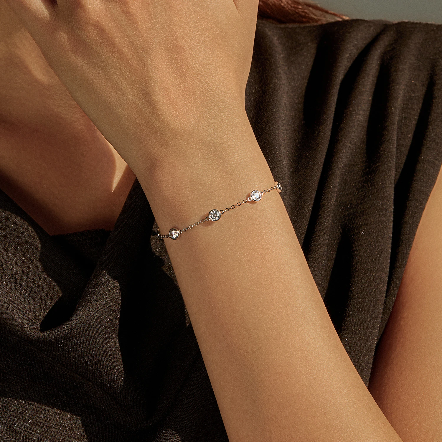 MODIAN 베젤 라운드 스파클링 클리어 큐빅 지르코니아 Stackable Charm 패션 팔찌 여성용 파인 쥬얼리
