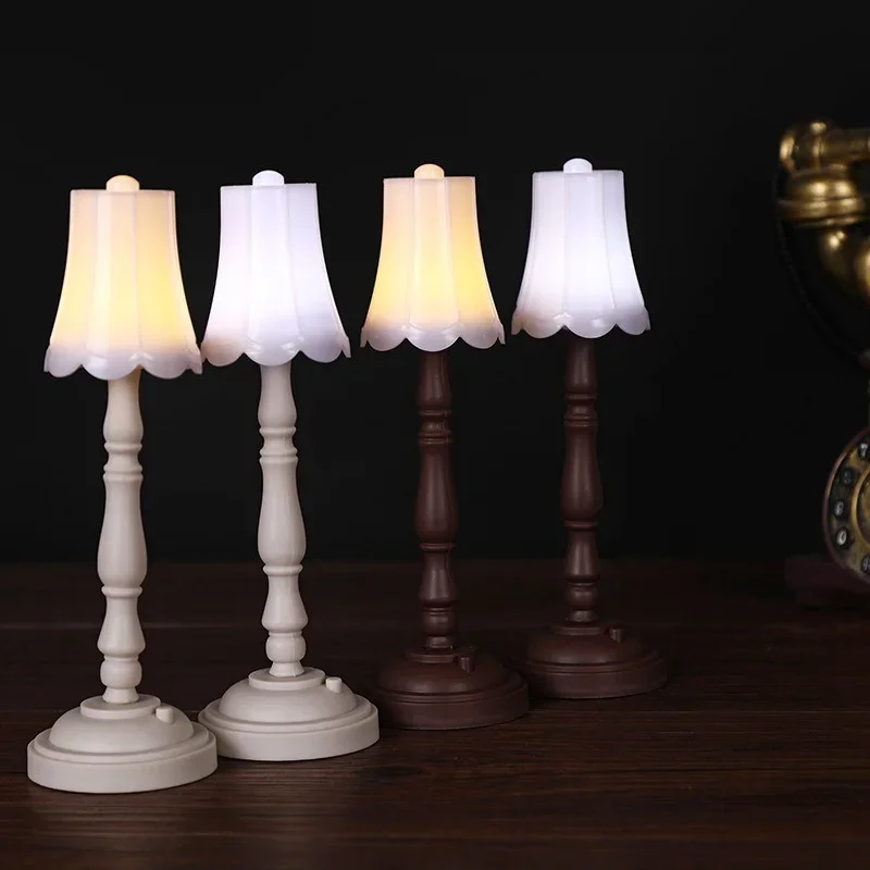 thumbnail image 1 of Lámpara de escritorio LED blanca a escala 1/6, muebles modelo para juguetes calientes, accesorio para casa de muñecas BJD, juguetes para juego de imitación para niños, 1 of 5