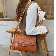 

2022 New Crocodile Pattern Handbag Fashion Large Capacity Cowhide Messenger Bag Retro All-Match Genuine Leather Women's Bag