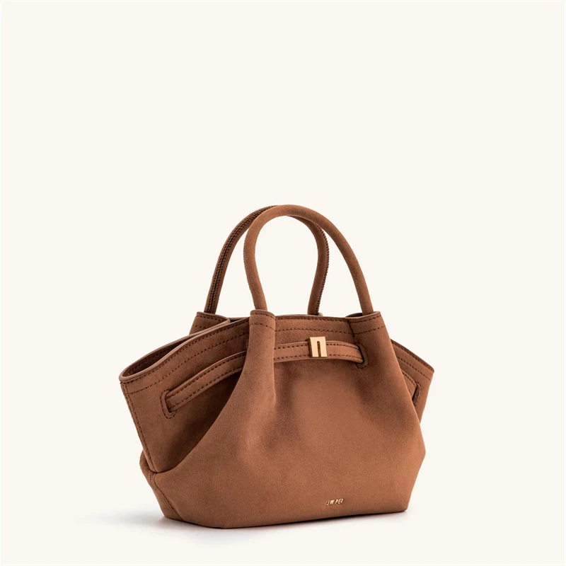 حقيبة "JW PEI" المصممة من جلد الغزال على شكل كعكة...