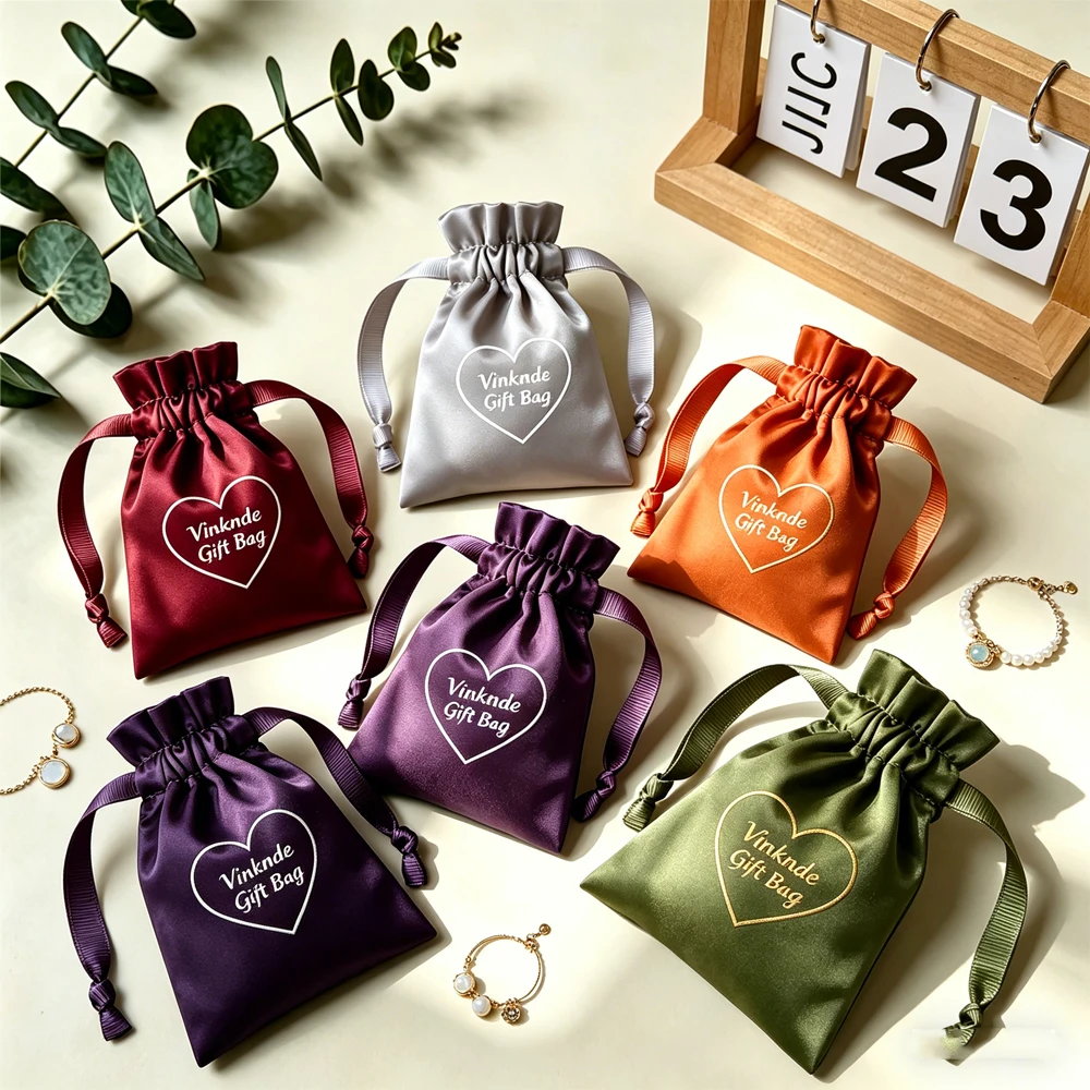 100Pcs 9x12cm 사용자 정의 가능한 로고 실크 선물 가방 화장품 메이크업 Keychina 쥬얼리 Drawstring 새틴 주머니 웨딩 캔디 보관 가방