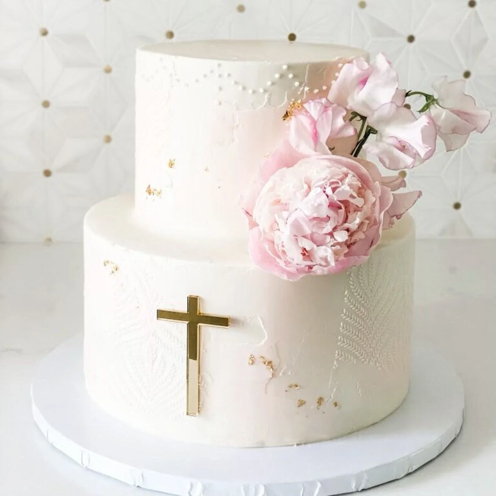Sublime Gâteau En Forme De Croix Avec Des Roses Pour Le Baptême D'une