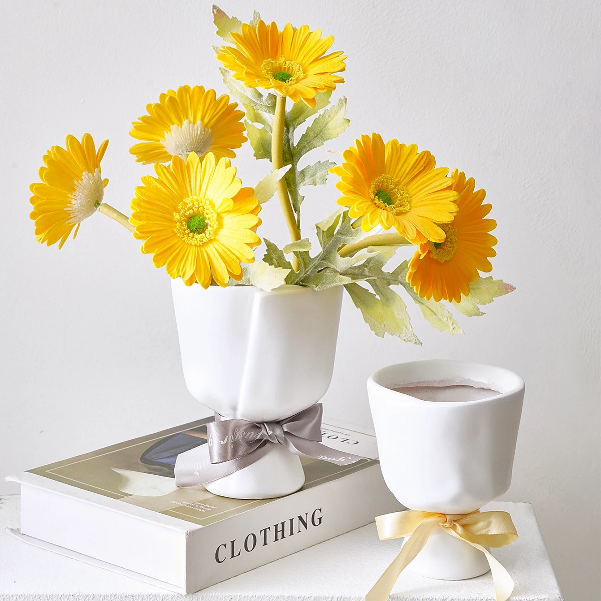 1PC, a simple white hand-held flower-shaped decorative vase, is suitable for home, wedding and party decoration
