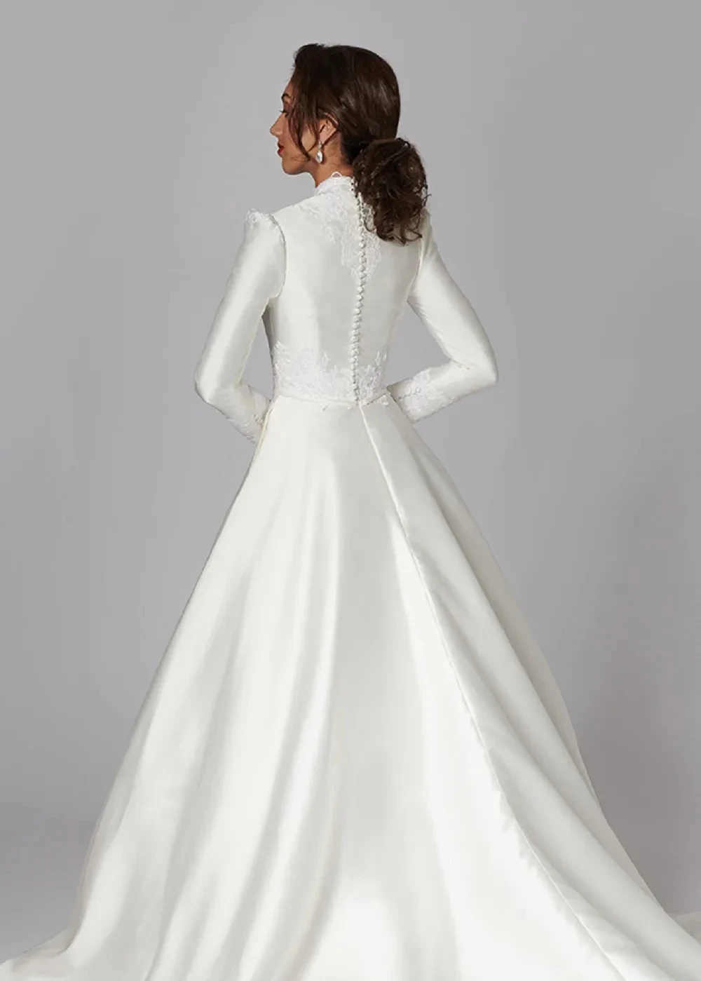 Long Sleeves A Line Wedding Dresses Covered Buttons High Neck Appliques Satin Plus Size Bridal Gowns Sweep Train Robes De Mari&eacute;e