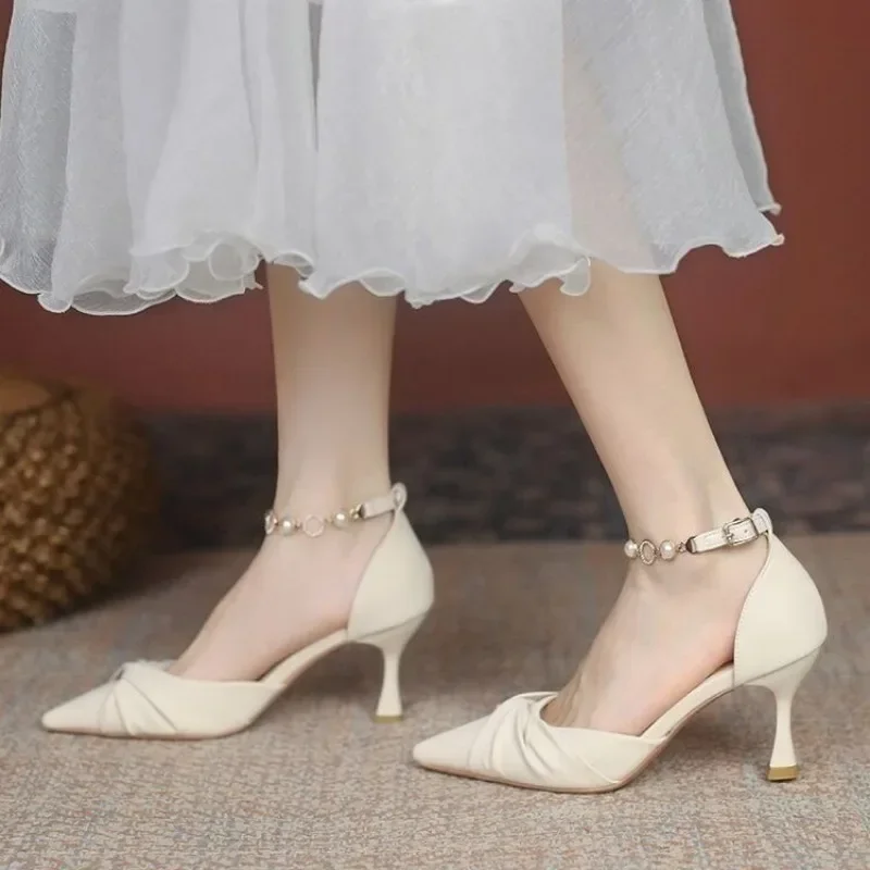 

Женские однотонные элегантные сандалии, повседневная обувь на массивном каблуке с ремешком из искусственного жемчуга, легкие классические туфли с острым носком