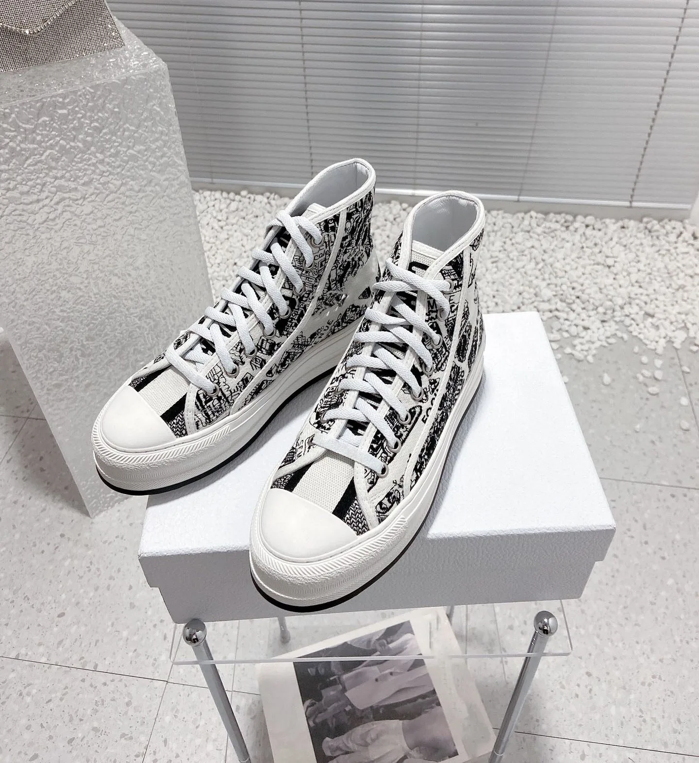 2024 Spring New Fashion Lace up Old Flower Embroidery Letter High Top Thick Bottom Canvas Shoes for Women
