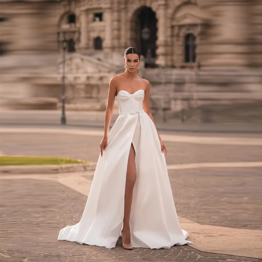 

Свадебное платье без рукавов с поясом и трапециевидным силуэтом