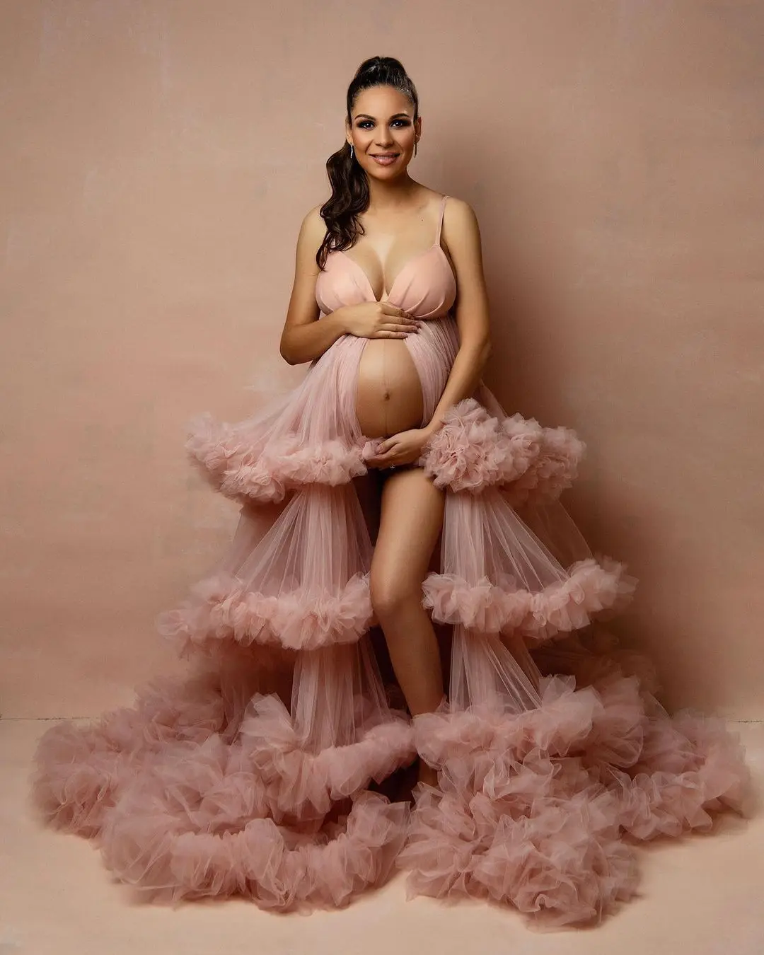 

Glamorous Pink Maternity Gowns for Photography Front Split Pregnant Women Robes Sexy Tiered Ruffles Babyshower Party Dresses
