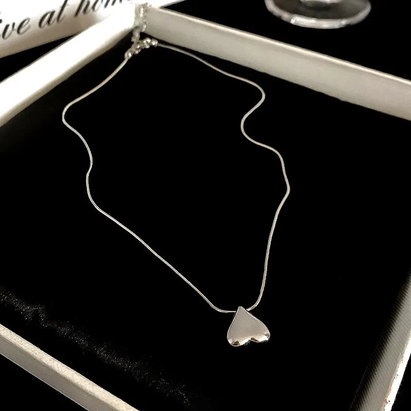 قلادة قلب من التيتانيوم الصلب للنساء ، مزاجه بسيط...