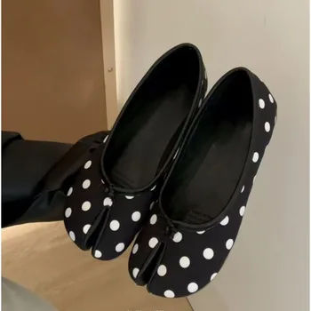 2026Elegant Polka Dot Women's Flat Tabi Ninja Shoes Pig Toe Slippers Lazy Person Horse Hoof Shoes Women Split Toe Ballerina Shoe 1