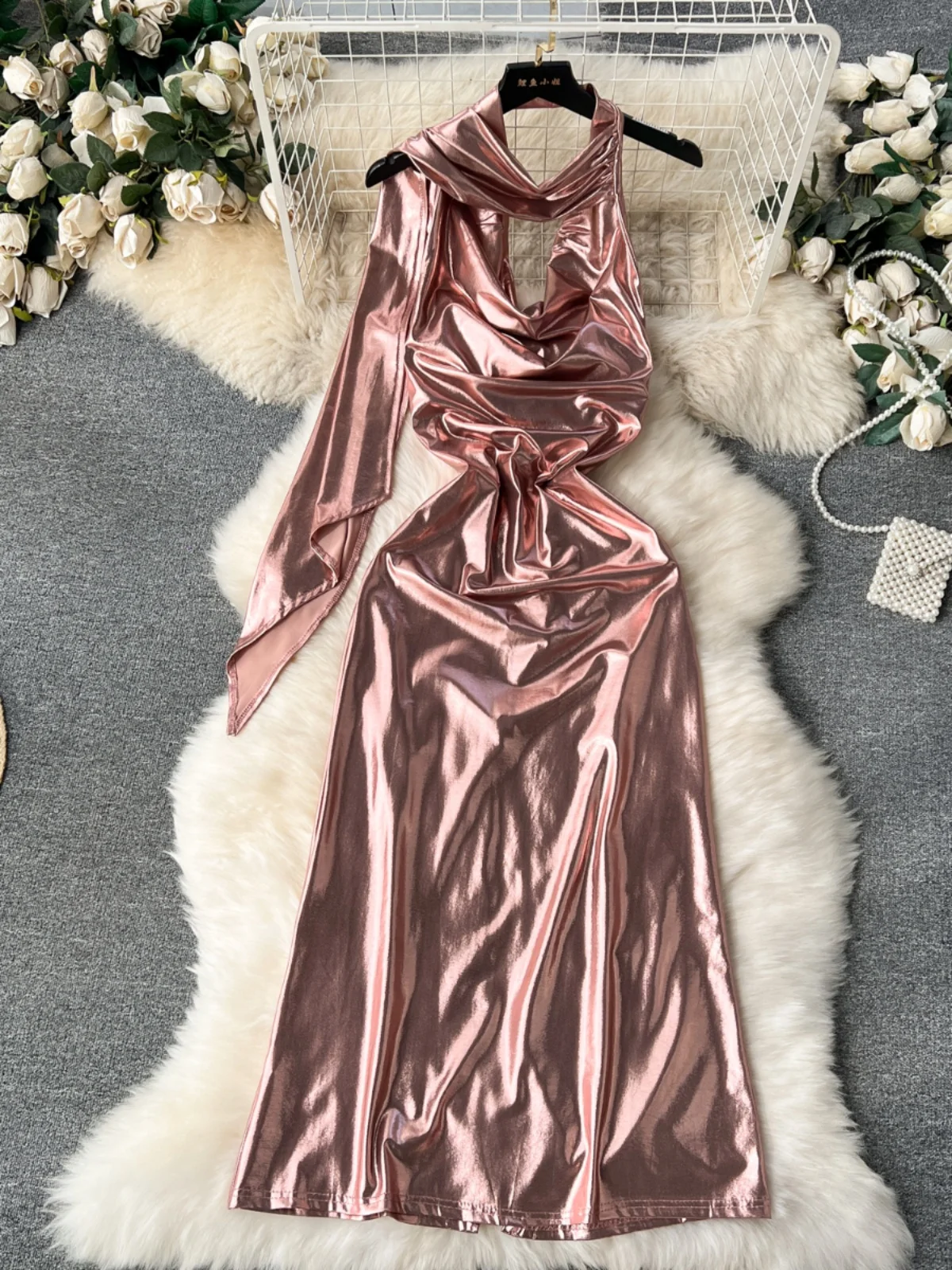 

Foamlina Clever Backless Pleated Slim Fit And A Medium Length Design That Is Light And Luxurious With A Glossy Finish.