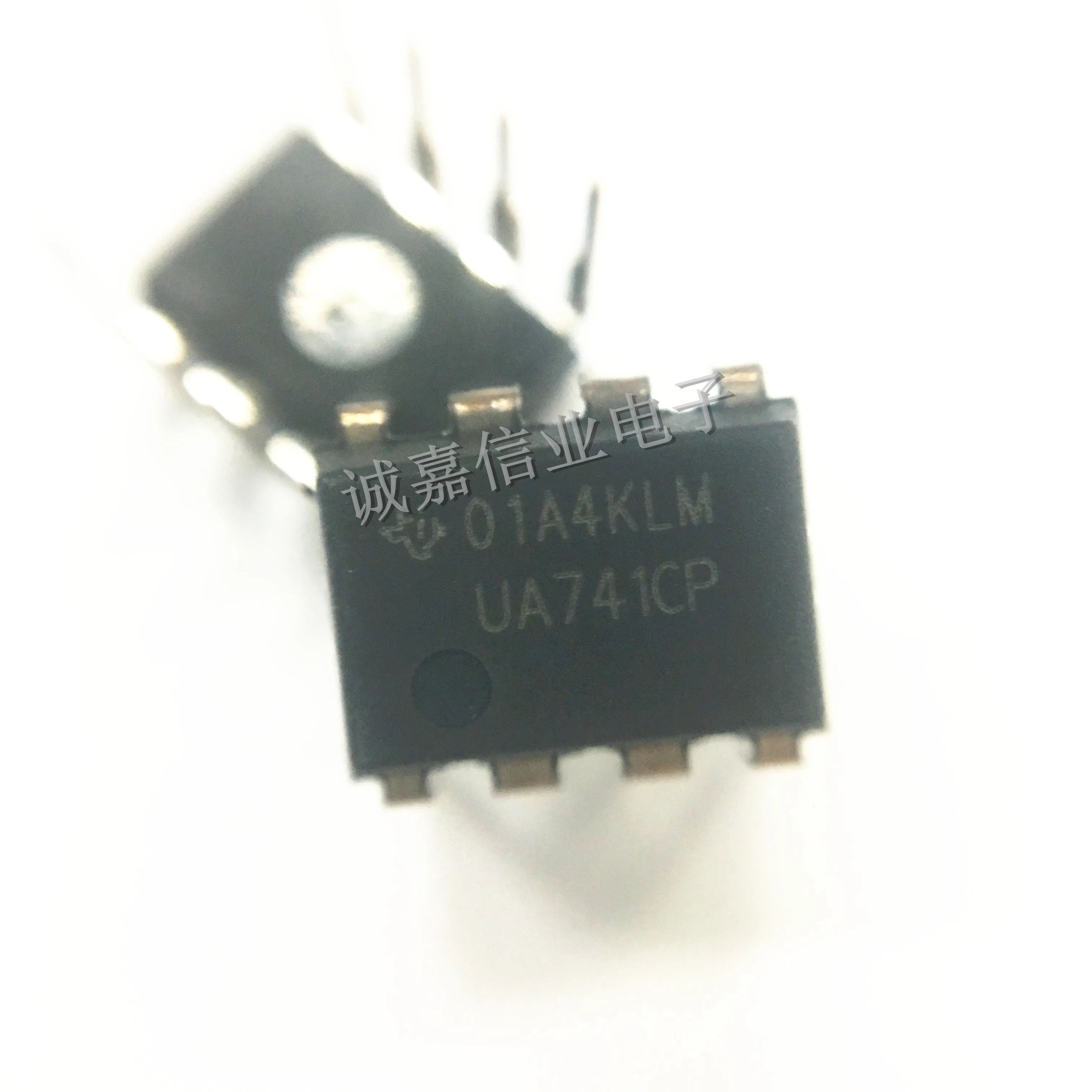 

10pcs/Lot UA741CP DIP-8 Operational Amplifiers - Op Amps GP Op Amp Operating Temperature:0 C-+ 70 C