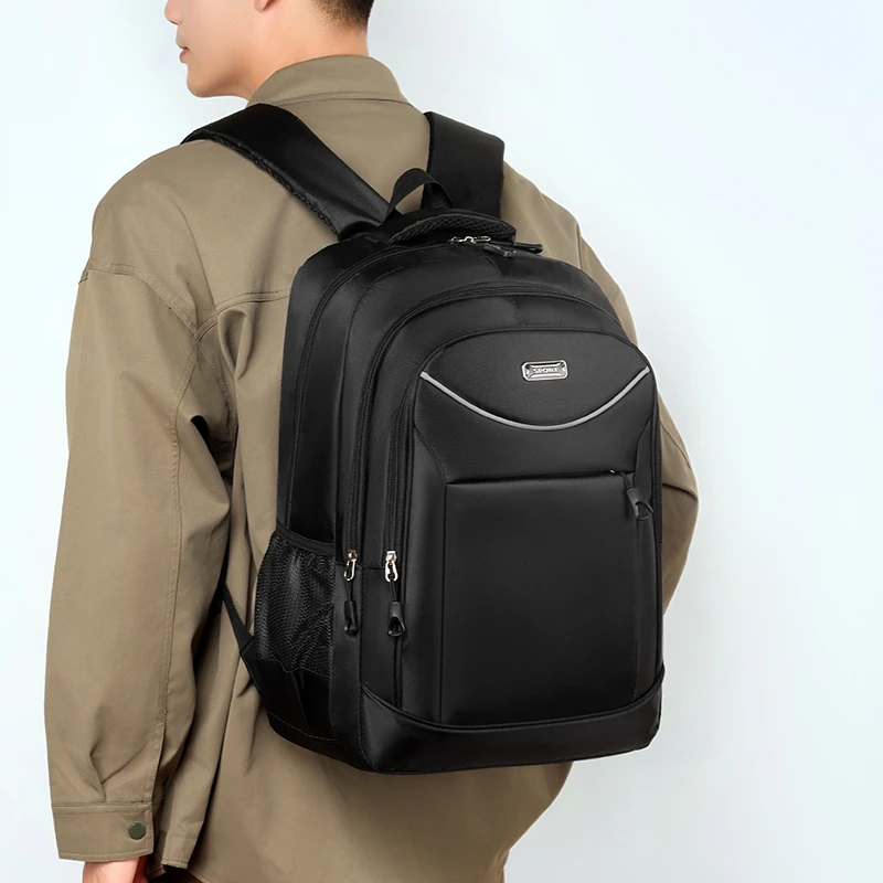 Large-capacity travel backpack, equipped with padded shoulder straps and sporty style, featuring mesh side pockets and abundant
