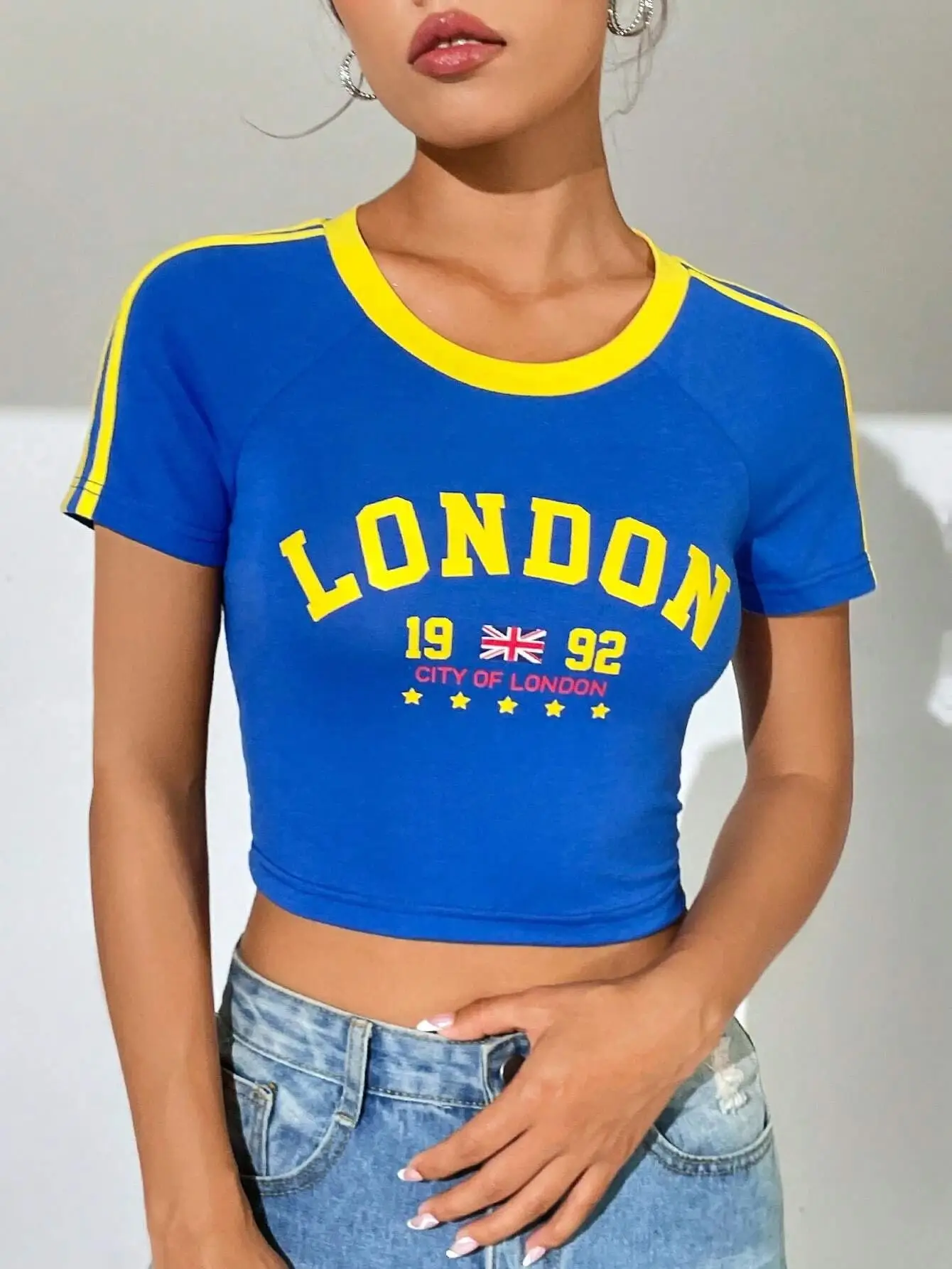 

Летняя женская футболка с надписью в эстетическом стиле, контрастная короткая футболка, уличная одежда, короткий топ, тонкая футболка