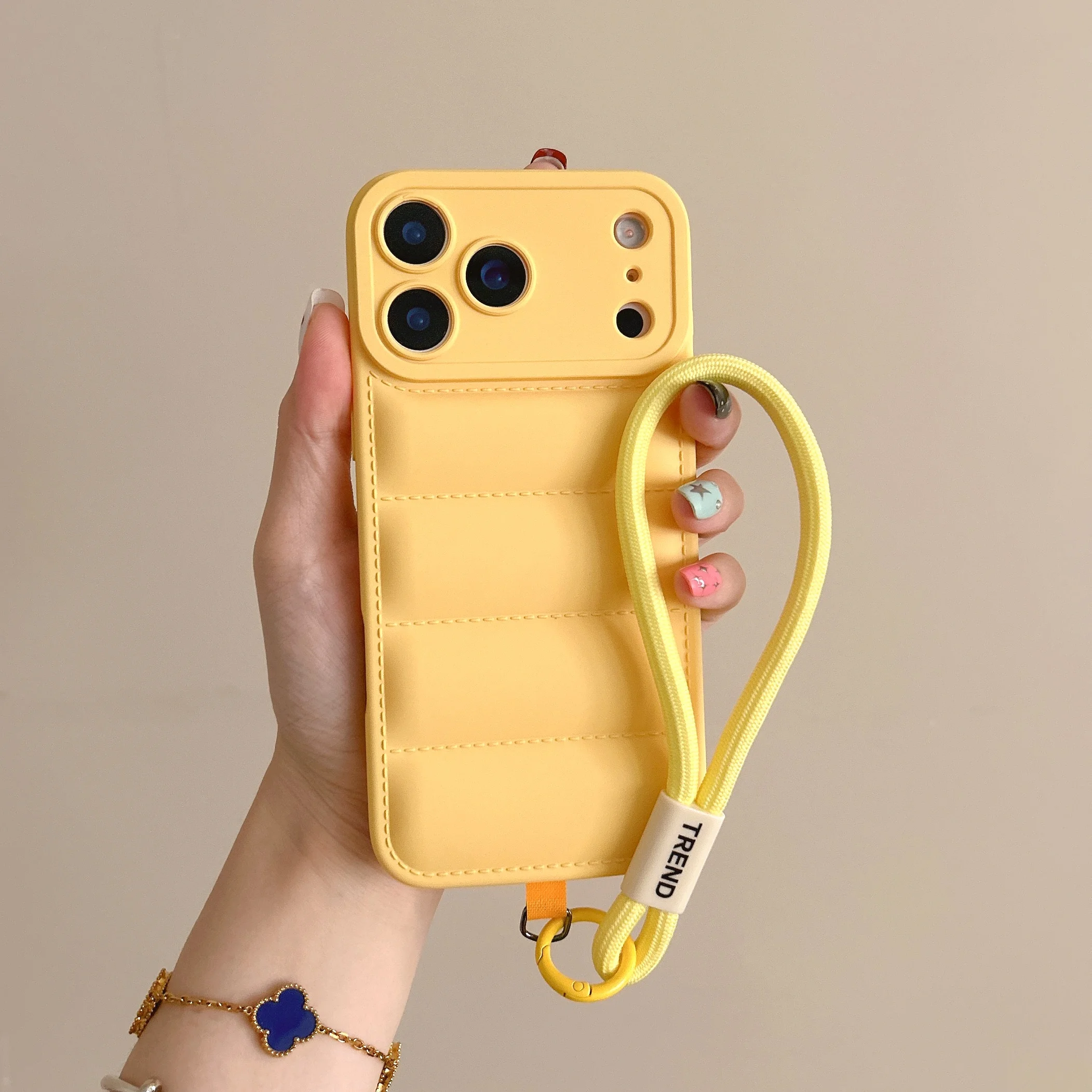 เคสแข็งกันกระแทก iPhone รุ่นใหม่ ดีไซน์หรูหรา