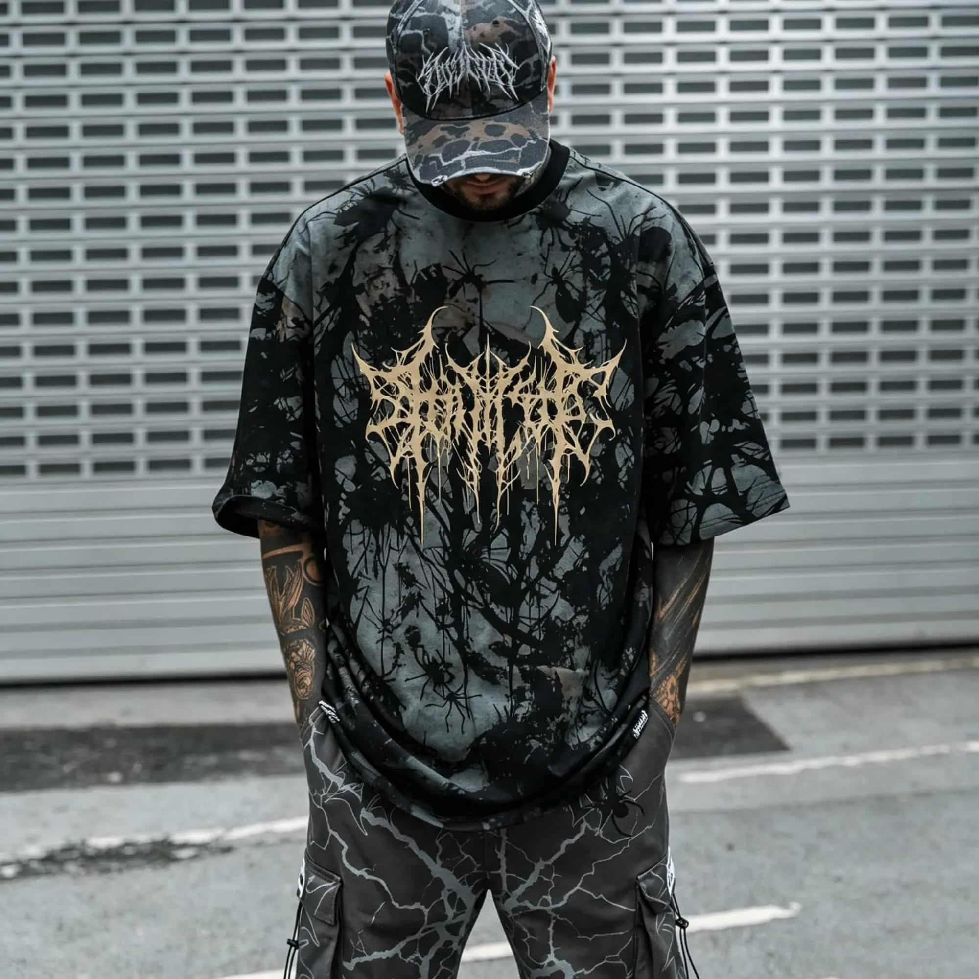 Gothic Spinnennetz Batik Oversized T-Shirt mit dunklen Dornen und Metallbuchstaben-Grafik – Grunge Punk Y2K Streetwear Locker sitzendes Herren Kurzarm-T-Shirt