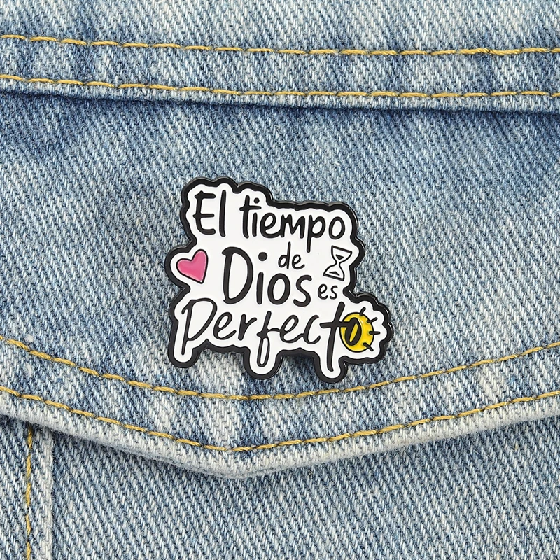 El Hie de Dios es Perfecto Emaille Pins Spanische Broschen Revers Abzeichen Gott Jesus Glaube Zitate Schmuck Geschenk für Freunde