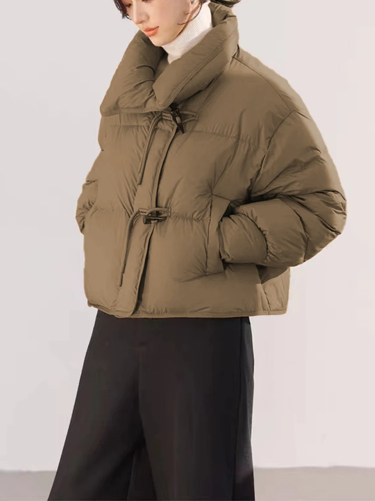 thumbnail image 1 of Chaqueta de invierno 2024 para mujer, nueva chaqueta de estilo chino con cuello de plumón de pato blanco corto, nueva chaqueta acolchada con hebilla de cuerno de vaca china, 1 of 4