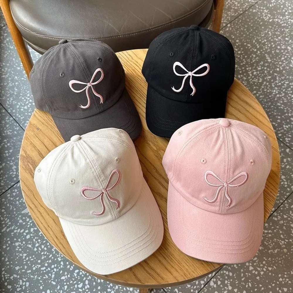 Süße Baseballkappe mit Schleifenstickerei für Damen, einfarbig, koreanische Mädchen-Schirmmütze, Outdoor-Sonnenhut aus weicher Baumwolle mit Snapback-Verschluss – Detail 1