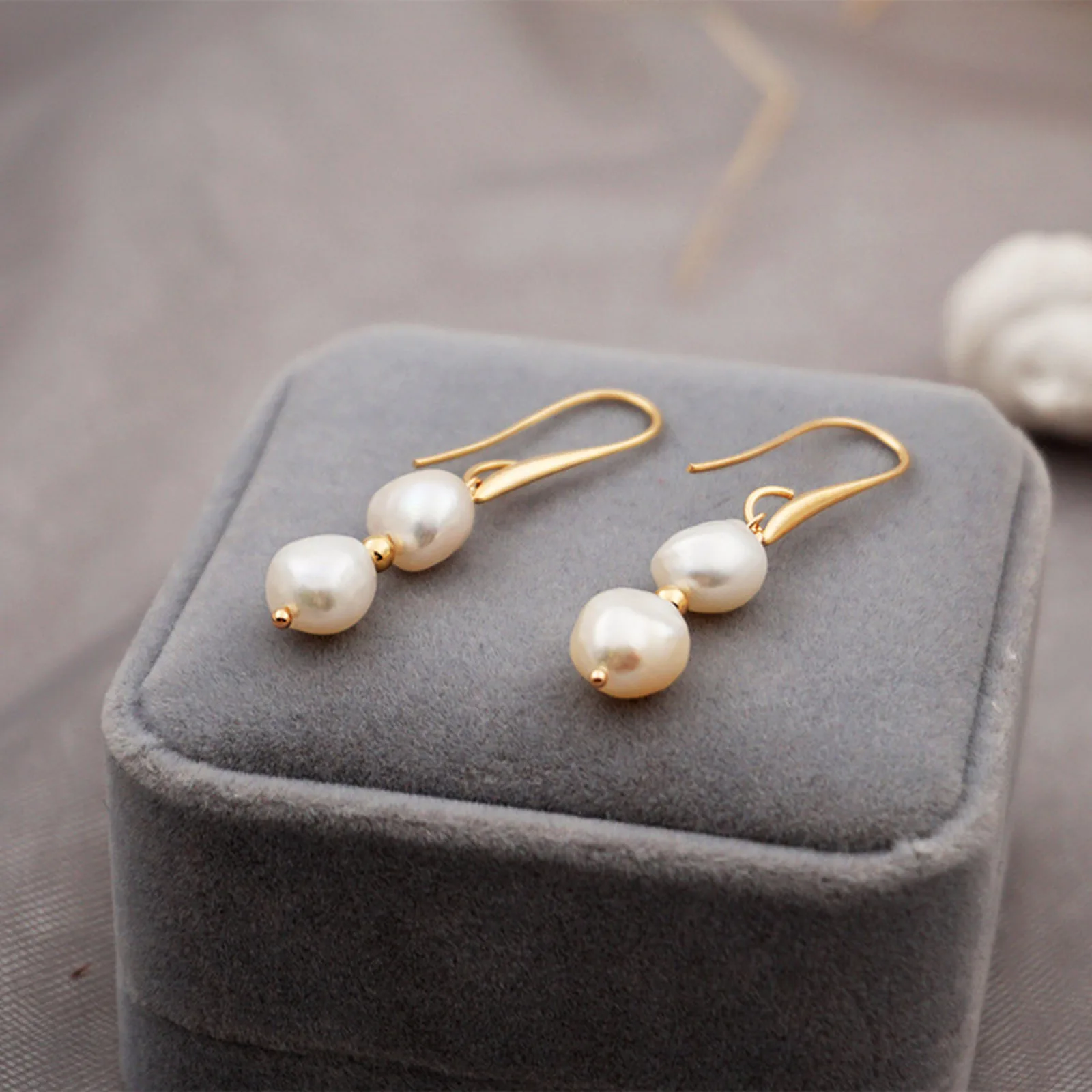

1 Pair Pearl Earrings Baroque Freshwater Shaped Gold Color Bead Beaded Simple Generous Earrings Women Jewelry Gifts About 5cm