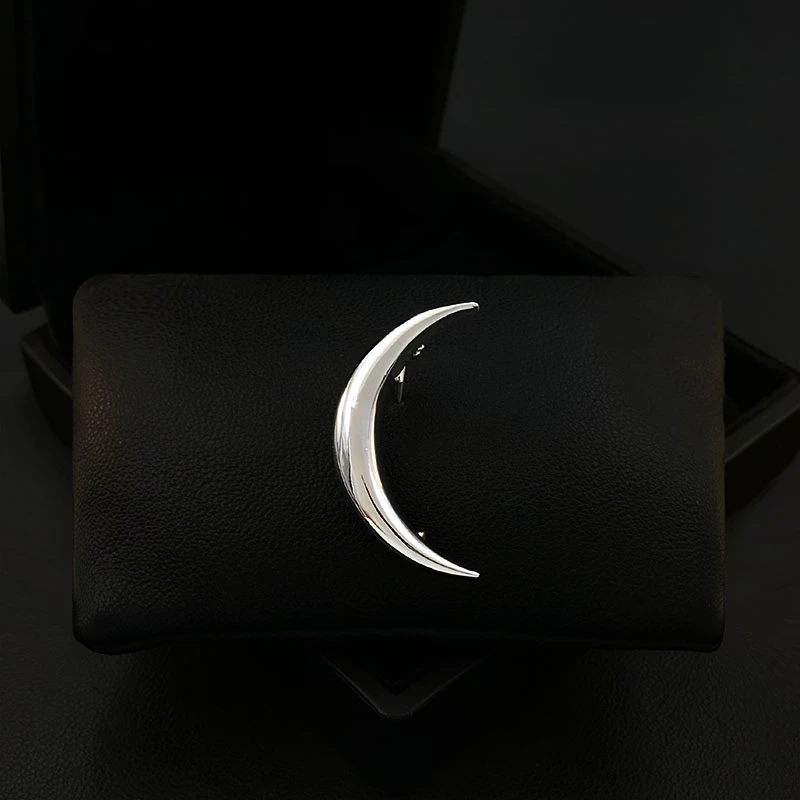 

A Curved Moon Brooch High-End Men Women Suit Neckline Accessories Elegant Pin Corsage Clothes Decoration Jewelry Badge Gift 5600