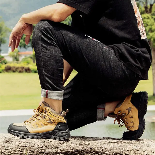 모험과 스타일이 어우러진 짧은 배럴 그레이 산악 등반화