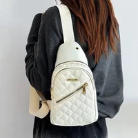Sac à dos de style neutre pour homme et femme, avec tissu incliné multicolore et matière nylon. Convient aux voyages. 5